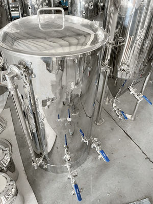 Un buen precio. Envases de 1000 litros de tanques de fermentación en línea